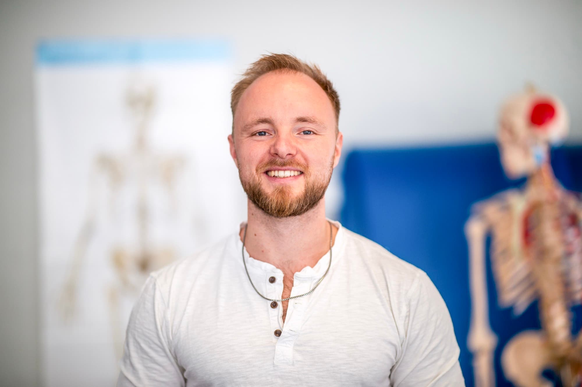 Jan-Ole Hoffmann, Osteopath in Eckernförde, in seiner Praxis